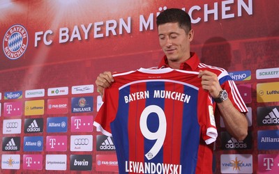 第一电竞热评-球迷举起基米希球衣象征忠诚